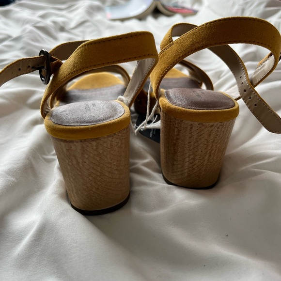 70s vibe chunky heel sandals - mustard yellow, size 6 - Picture 2 of 4